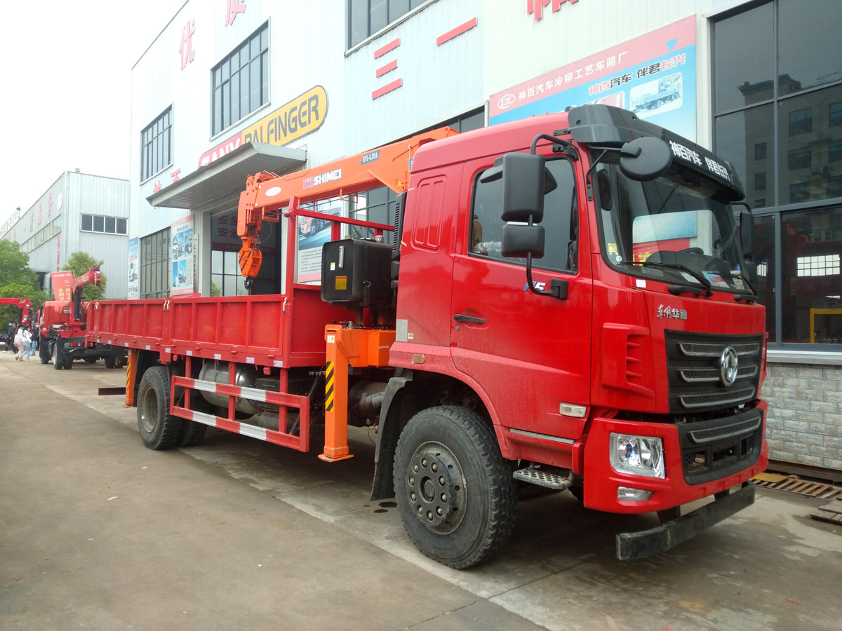 東風華神F5駕駛室單橋上裝石煤6.3噸直臂式吊機