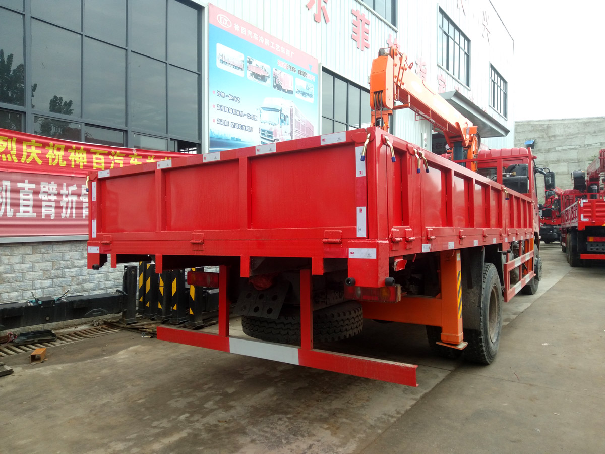 東風華神F5駕駛室單橋上裝石煤6.3噸直臂式吊機