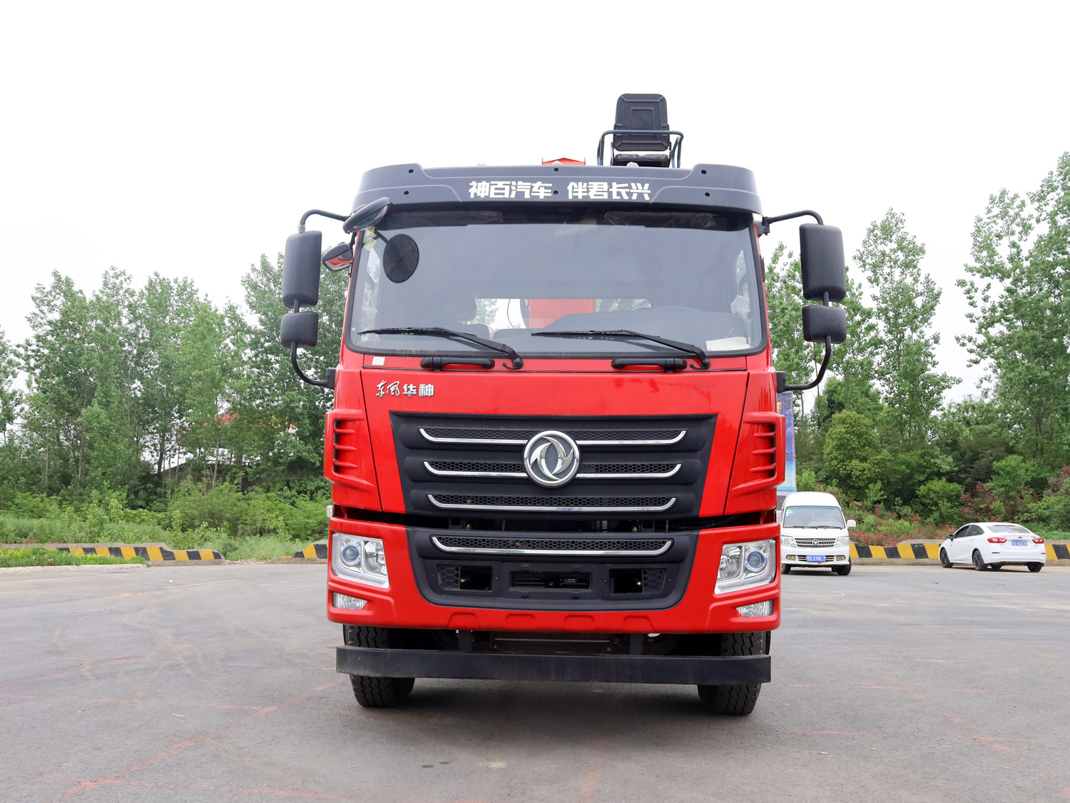 東風華神F5駕駛室后雙橋上裝石煤12噸直臂式吊機 東風華神F5駕駛室后雙橋上裝石煤12噸直臂式吊機