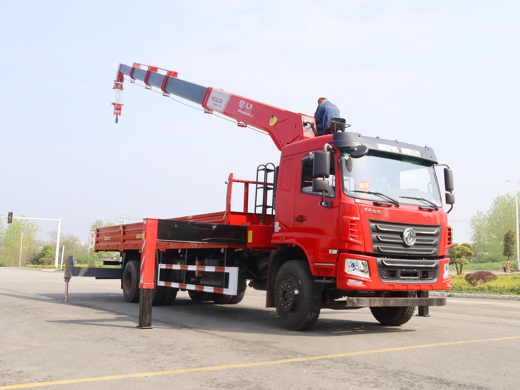東風華神F5駕駛室后雙橋上裝長興12噸直臂式吊機 東風華神F5駕駛室后雙橋上裝長興12噸直臂式吊機