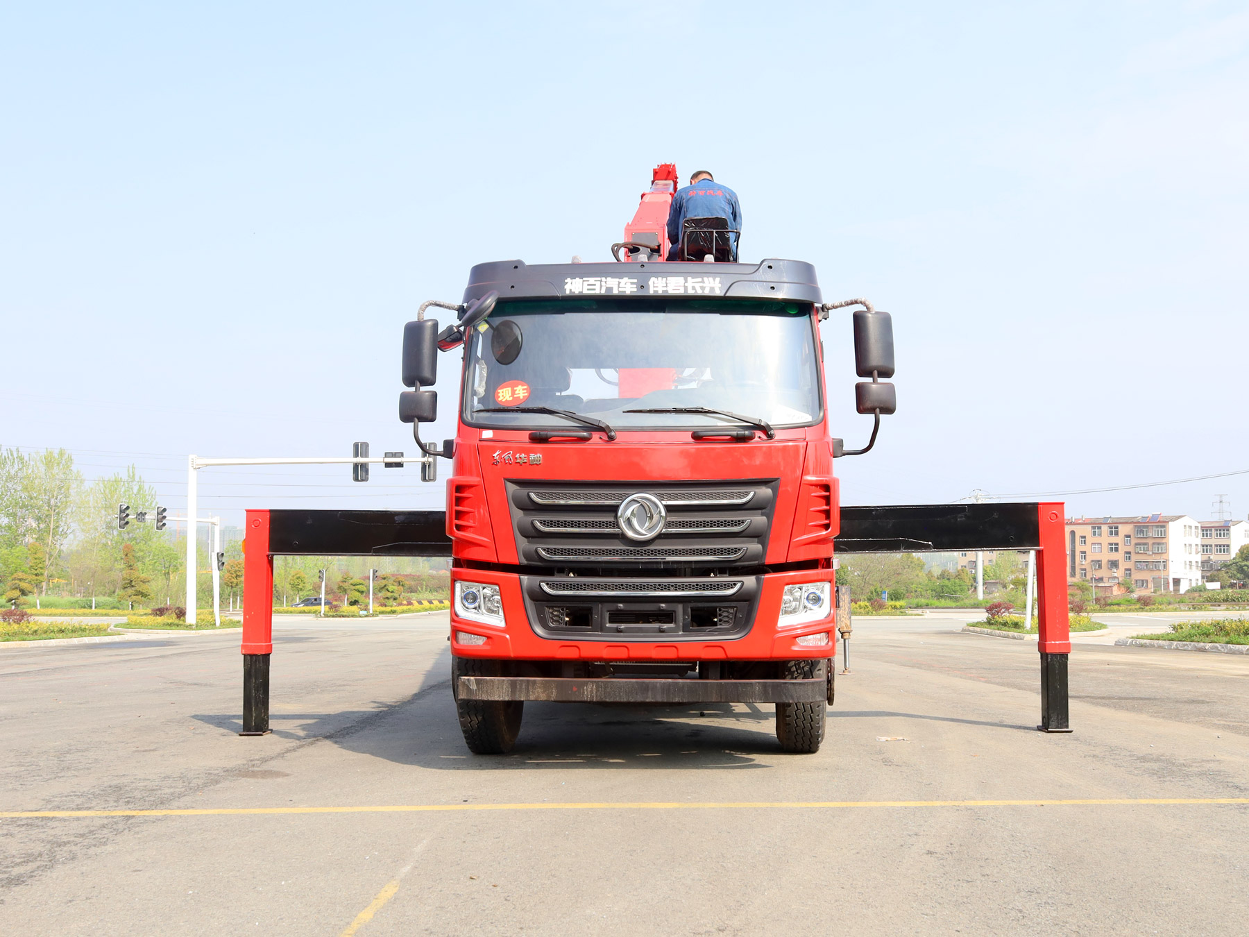 東風華神F5駕駛室后雙橋上裝長興12噸直臂式吊機 東風華神F5駕駛室后雙橋上裝長興12噸直臂式吊機