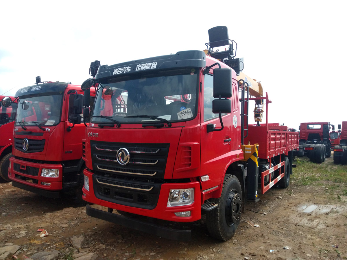 東風(fēng)華神F5排半上裝徐工8噸直臂式吊機(jī) 東風(fēng)華神F5排半上裝徐工8噸直臂式吊機(jī)