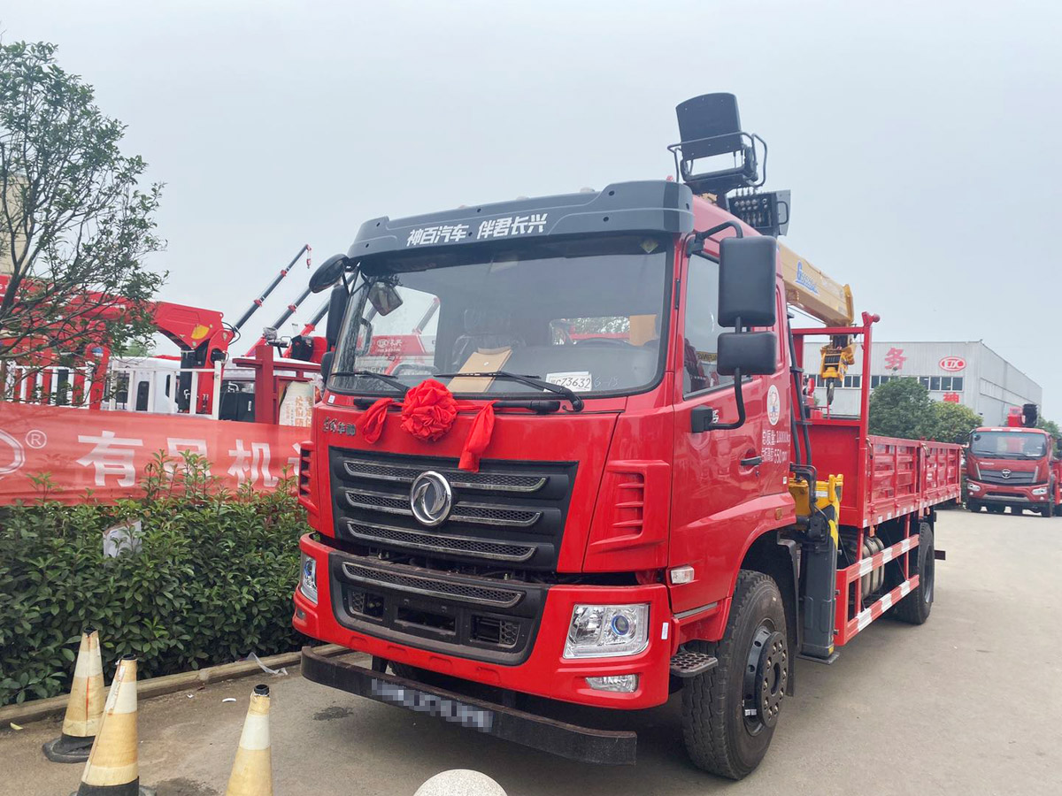 東風(fēng)華神F5排半上裝徐工8噸直臂式吊機(jī) 東風(fēng)華神F5排半上裝徐工8噸直臂式吊機(jī)