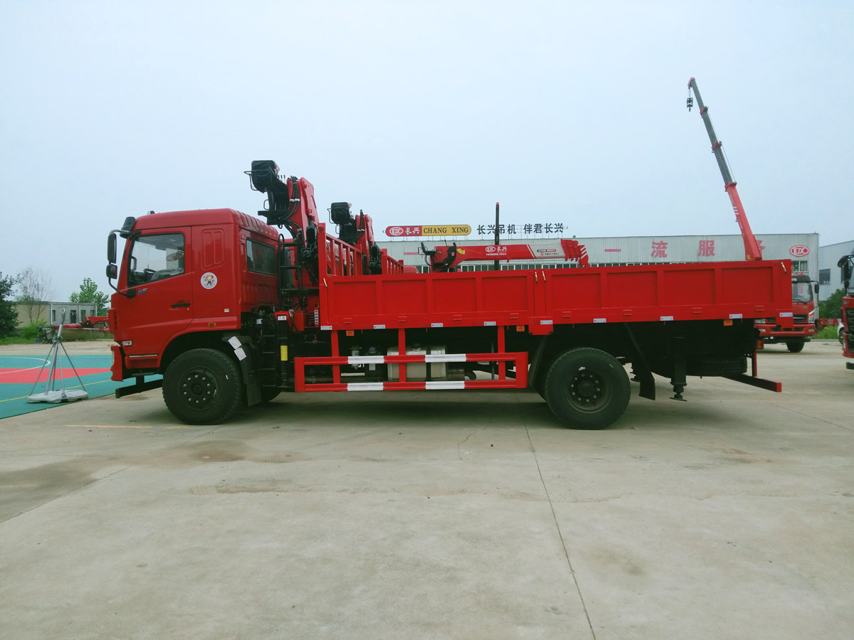 東風(fēng)華神F5排半上裝長興4噸折臂式吊機(jī) 東風(fēng)華神F5排半上裝長興4噸折臂式吊機(jī)