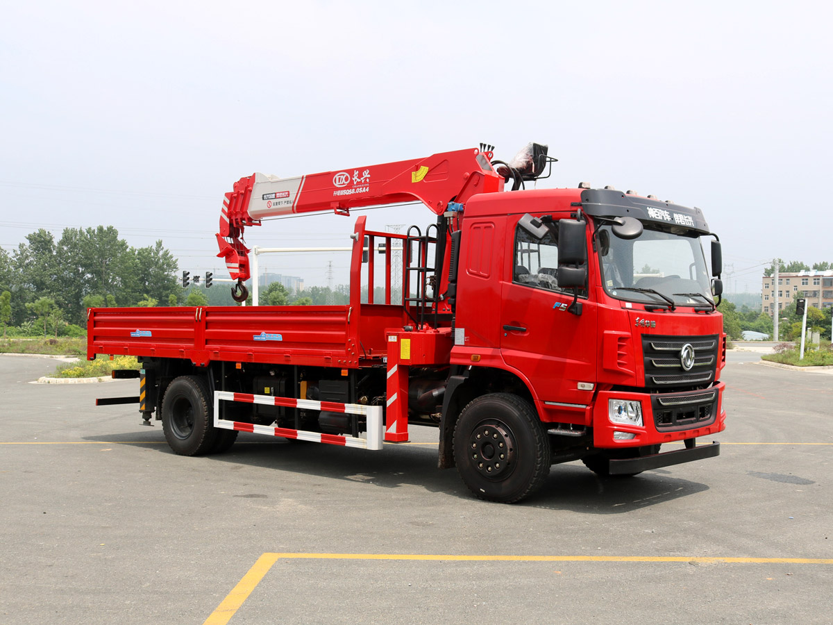 東風華神F5排半上裝長興8噸直臂式吊機 東風華神F5排半上裝長興8噸直臂式吊機