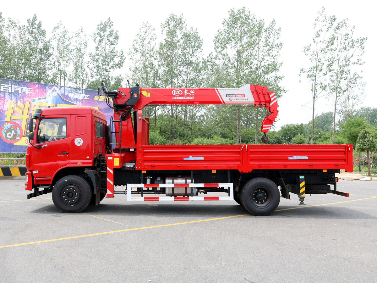 東風華神F5排半上裝長興8噸直臂式吊機 東風華神F5排半上裝長興8噸直臂式吊機