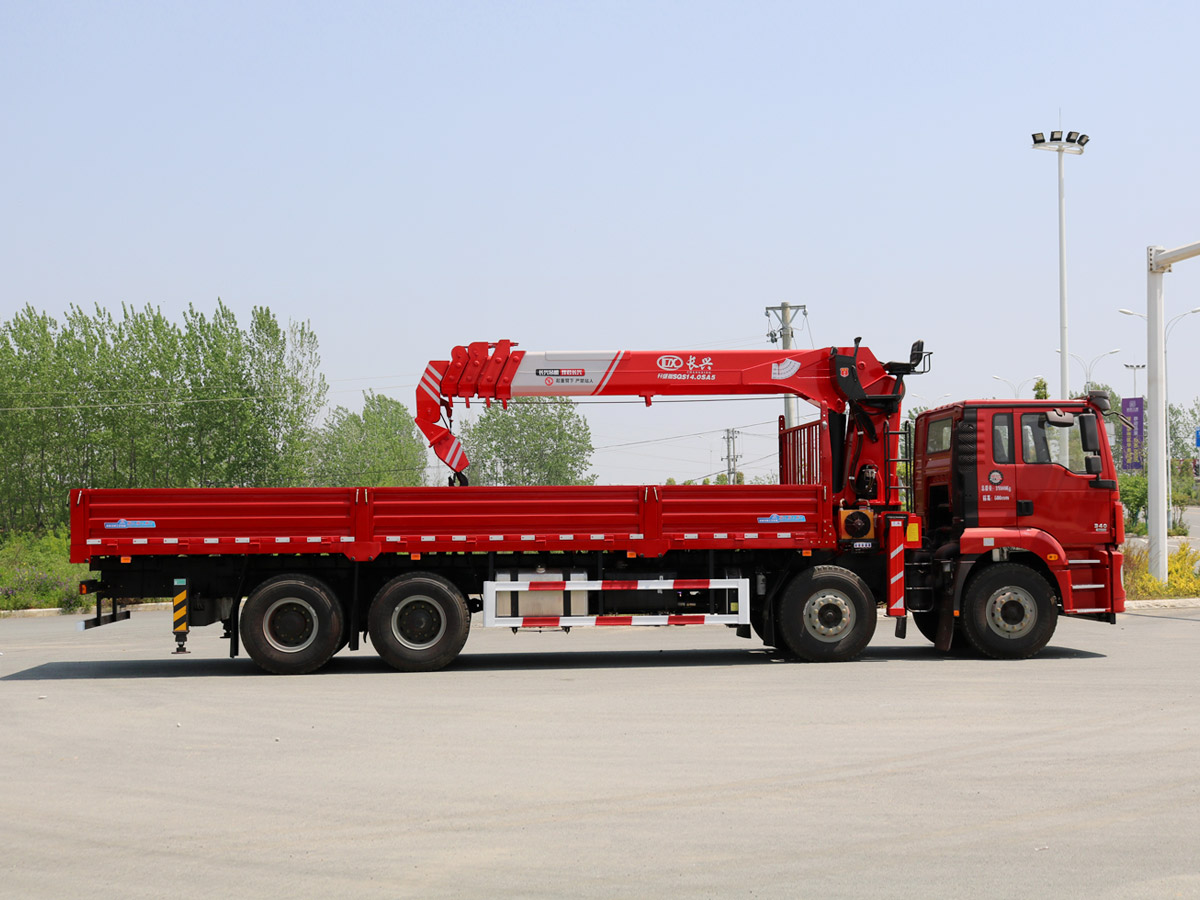 陜汽德龍新M3000駕駛室前四后八上裝長(zhǎng)興14噸直臂式吊機(jī)