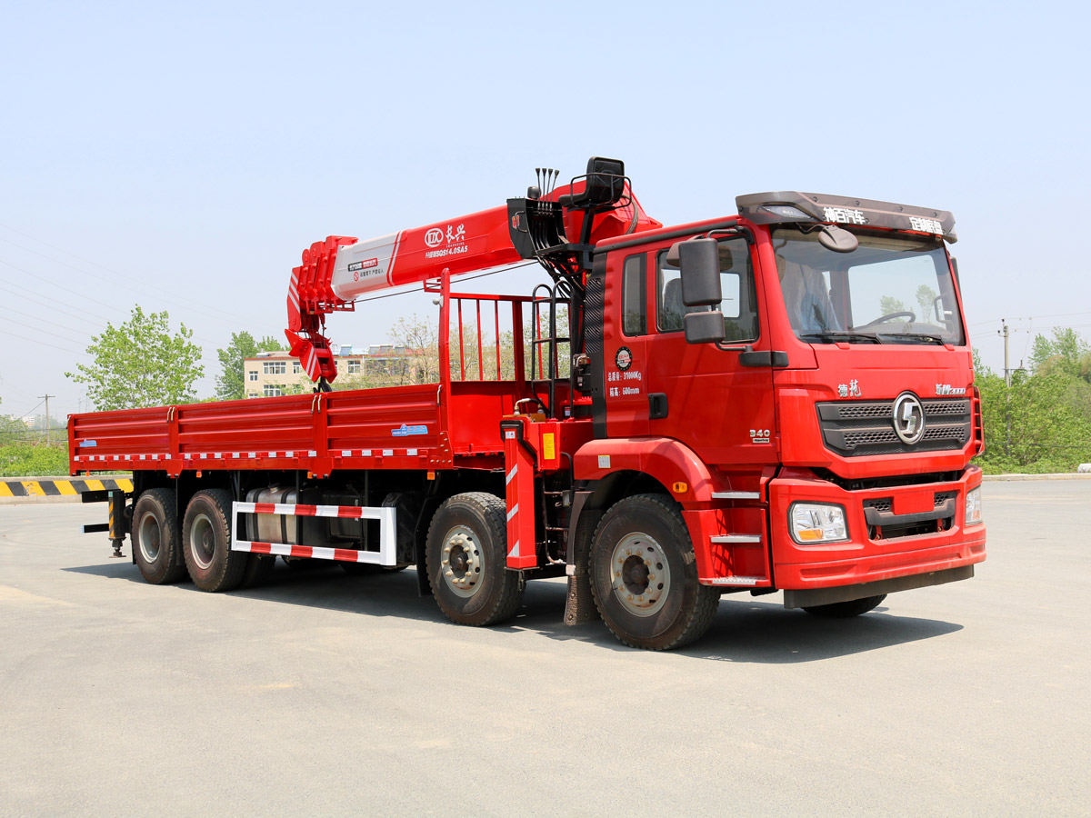 陜汽德龍新M3000駕駛室前四后八上裝長(zhǎng)興14噸直臂式吊機(jī)