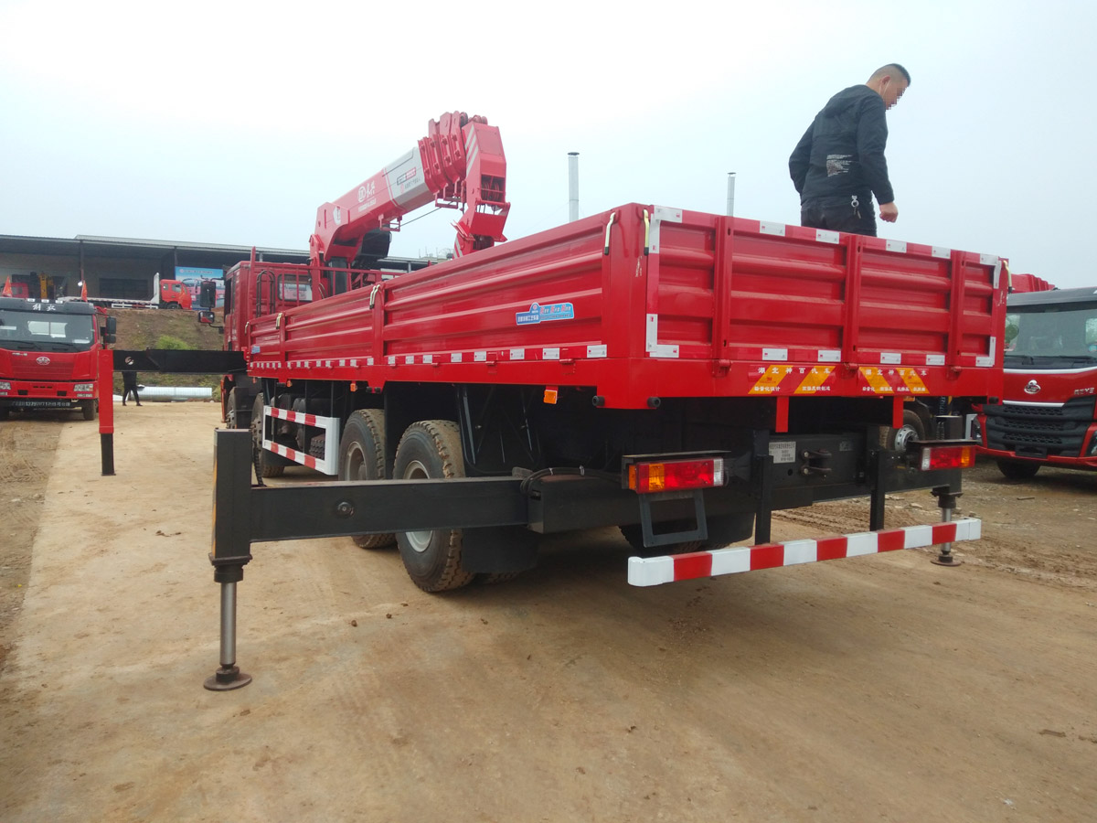 陜汽德龍新M3000駕駛室前四后八上裝長(zhǎng)興14噸直臂式吊機(jī)