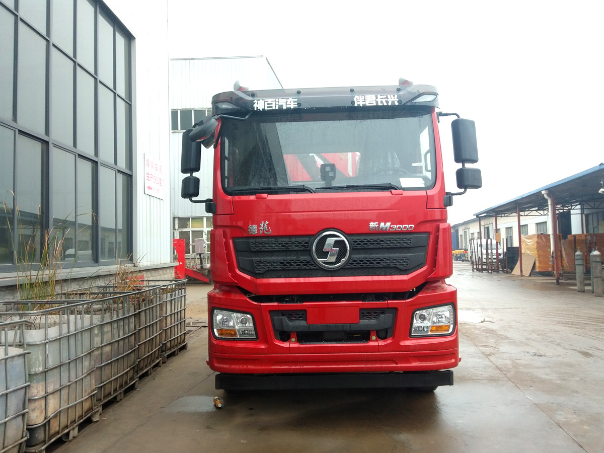 陜汽德龍新M3000牽引頭上裝三一25噸折臂式吊機 陜汽德龍新M3000牽引頭上裝三一25噸折臂式吊機