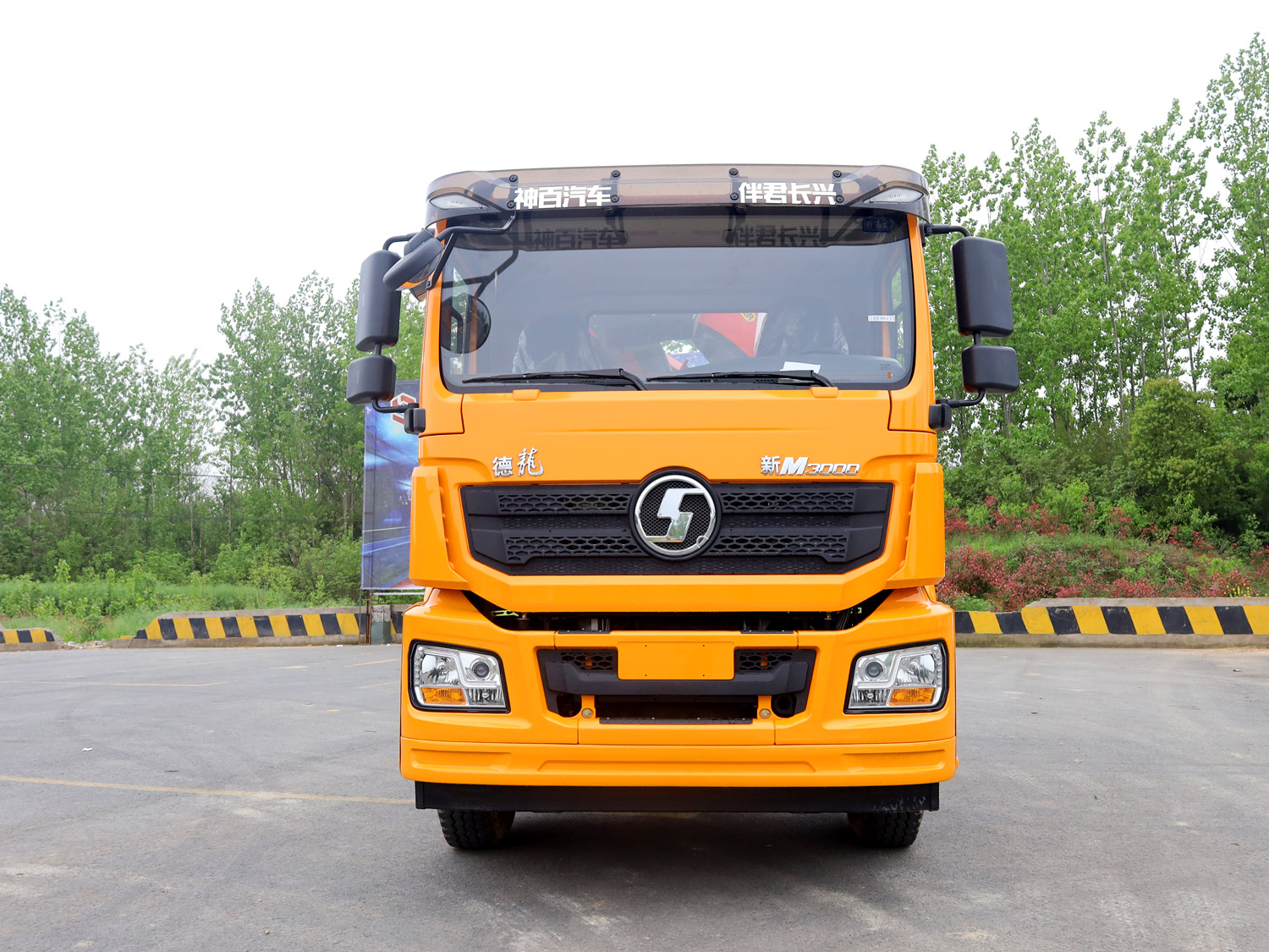 陜汽德龍新M3000駕駛室前四后八上裝三一16噸折臂式吊機 陜汽德龍新M3000駕駛室前四后八上裝三一16噸折臂式吊機