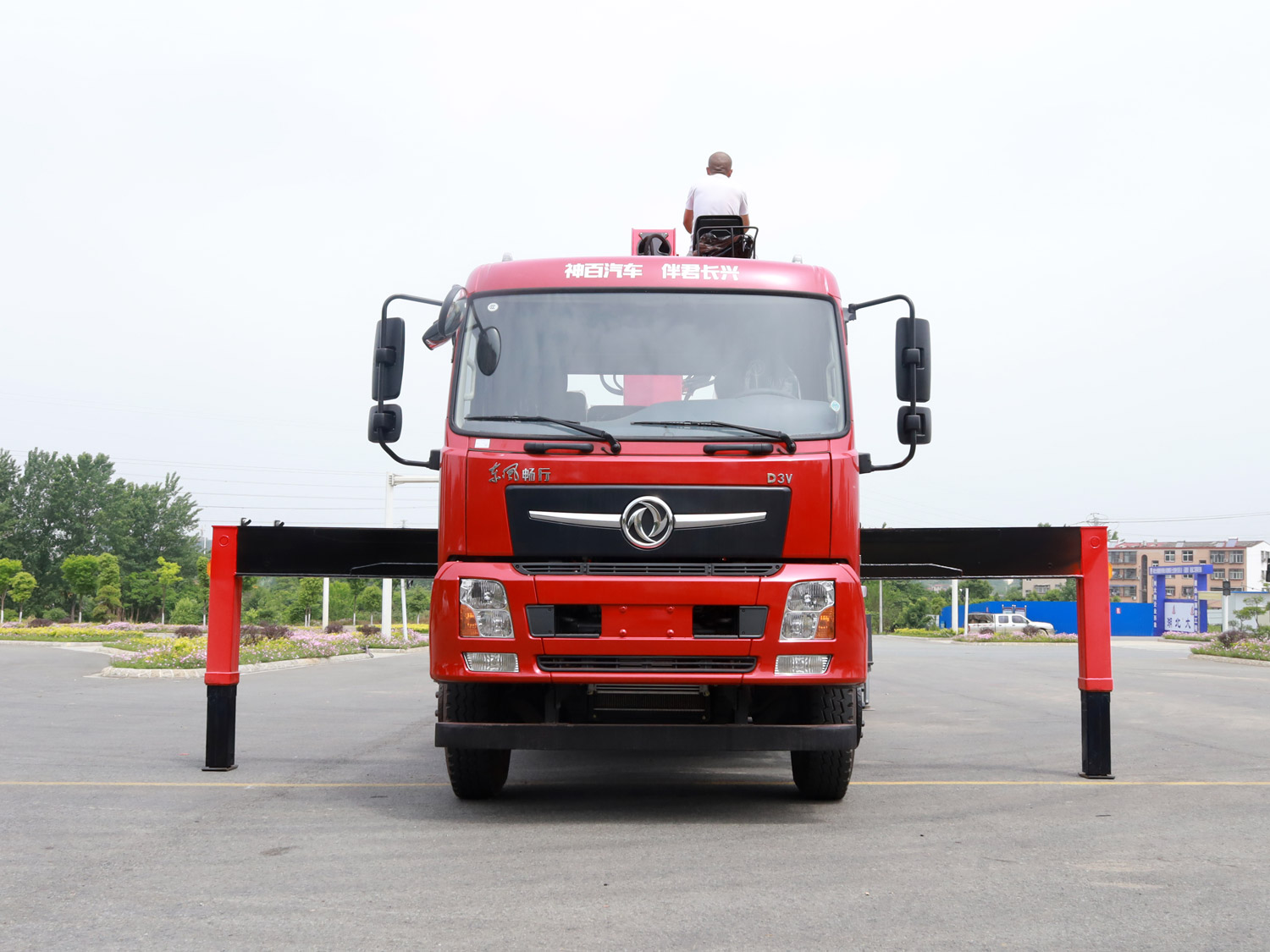 東風暢行D3V后雙橋上裝長興8噸直臂式吊機 東風暢行D3V后雙橋上裝長興8噸直臂式吊機