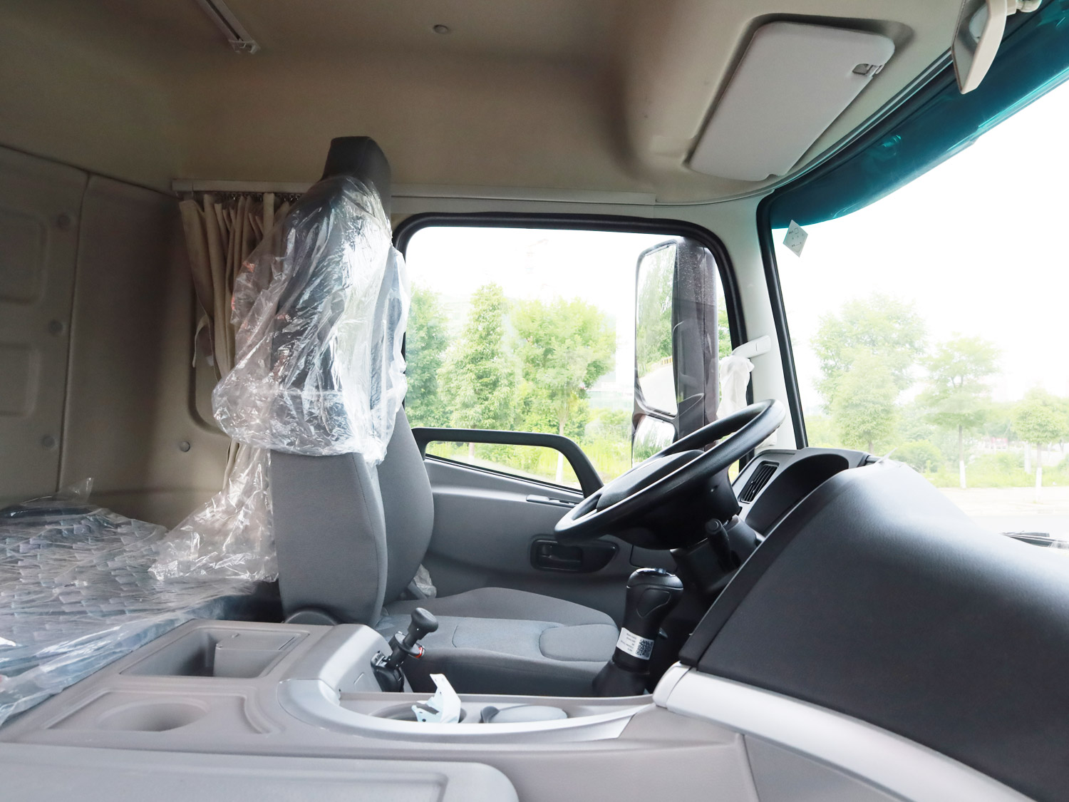 東風暢行D7前四后八上裝三一14噸直臂式吊機 東風暢行D7前四后八上裝三一14噸直臂式吊機