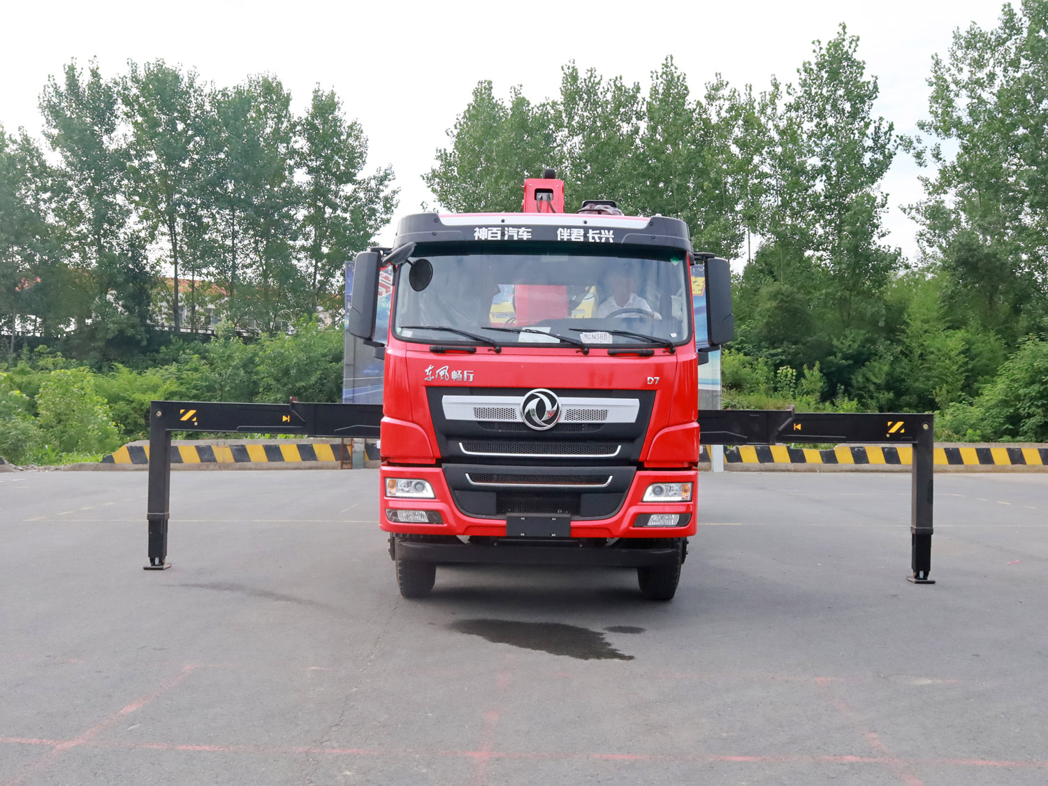 東風暢行D7前四后八上裝三一14噸直臂式吊機 東風暢行D7前四后八上裝三一14噸直臂式吊機