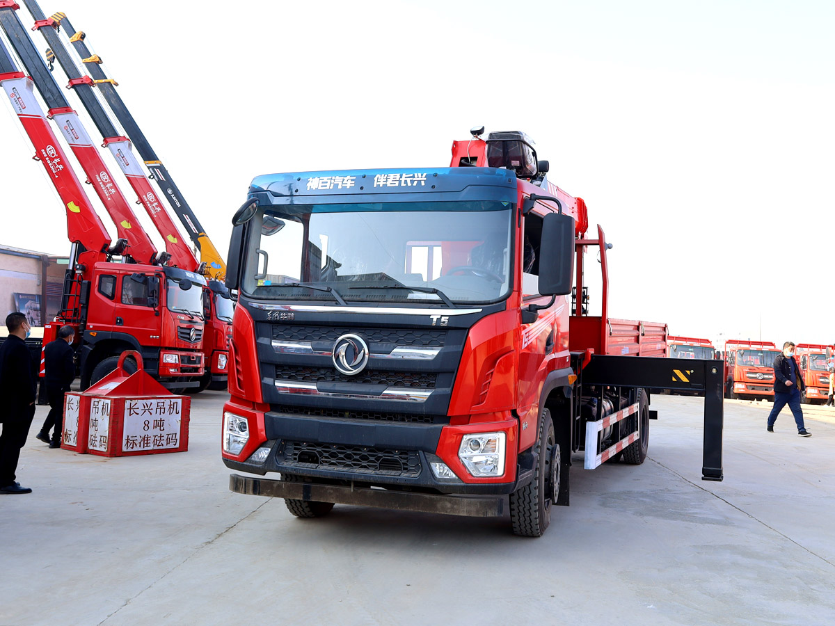 東風華神T5排半上裝三一8噸直臂式吊機 東風華神T5排半上裝三一8噸直臂式吊機