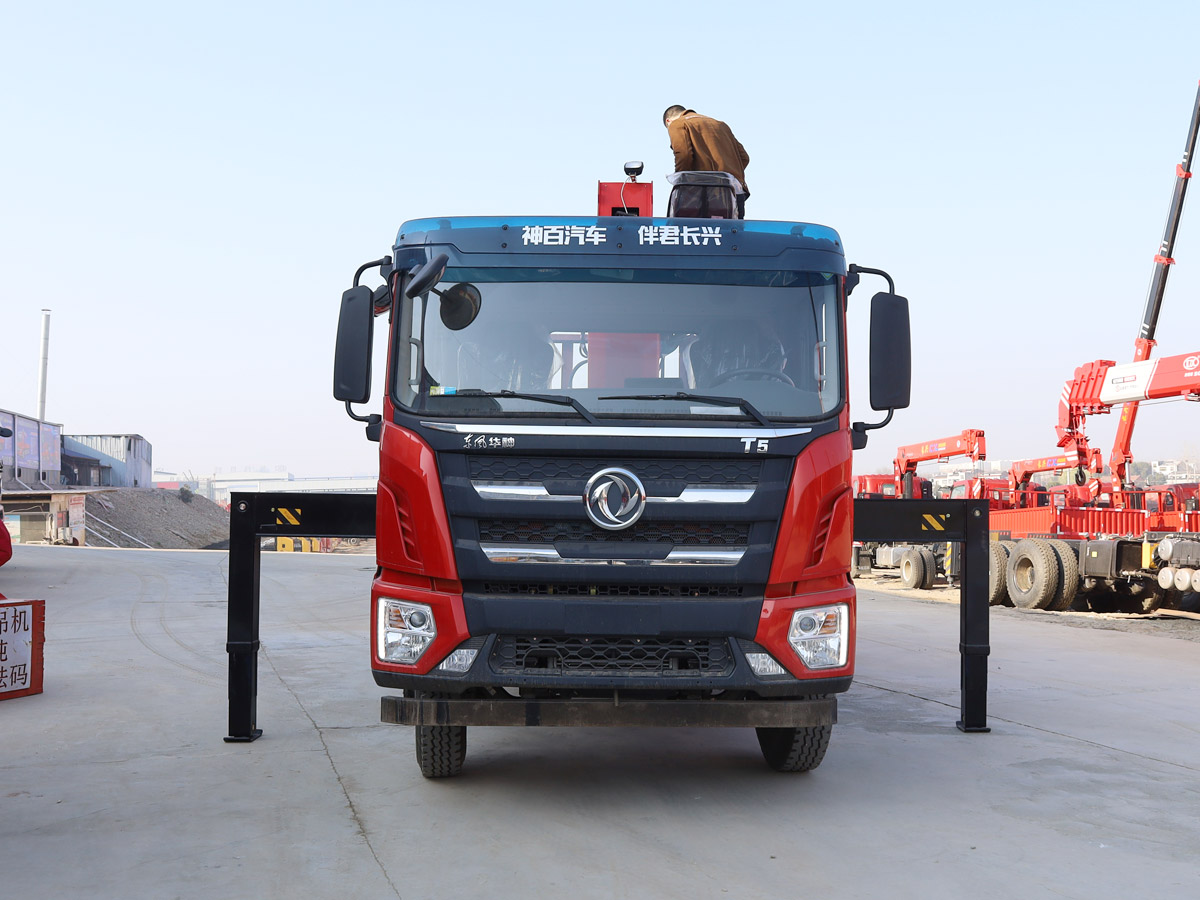 東風華神T5排半上裝三一8噸直臂式吊機 東風華神T5排半上裝三一8噸直臂式吊機