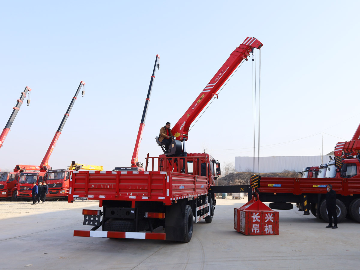 東風華神T5排半上裝三一8噸直臂式吊機 東風華神T5排半上裝三一8噸直臂式吊機