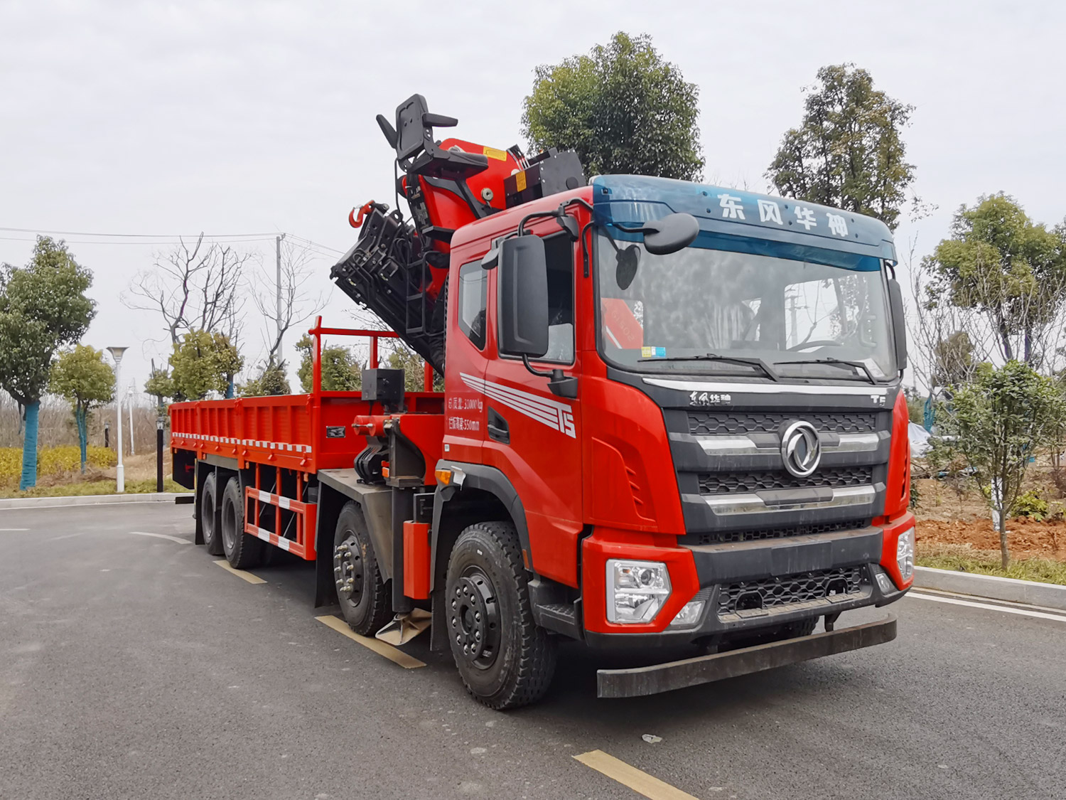 東風華神T5前四后八上裝三一30噸折臂式吊機 東風華神T5前四后八上裝三一30噸折臂式吊機