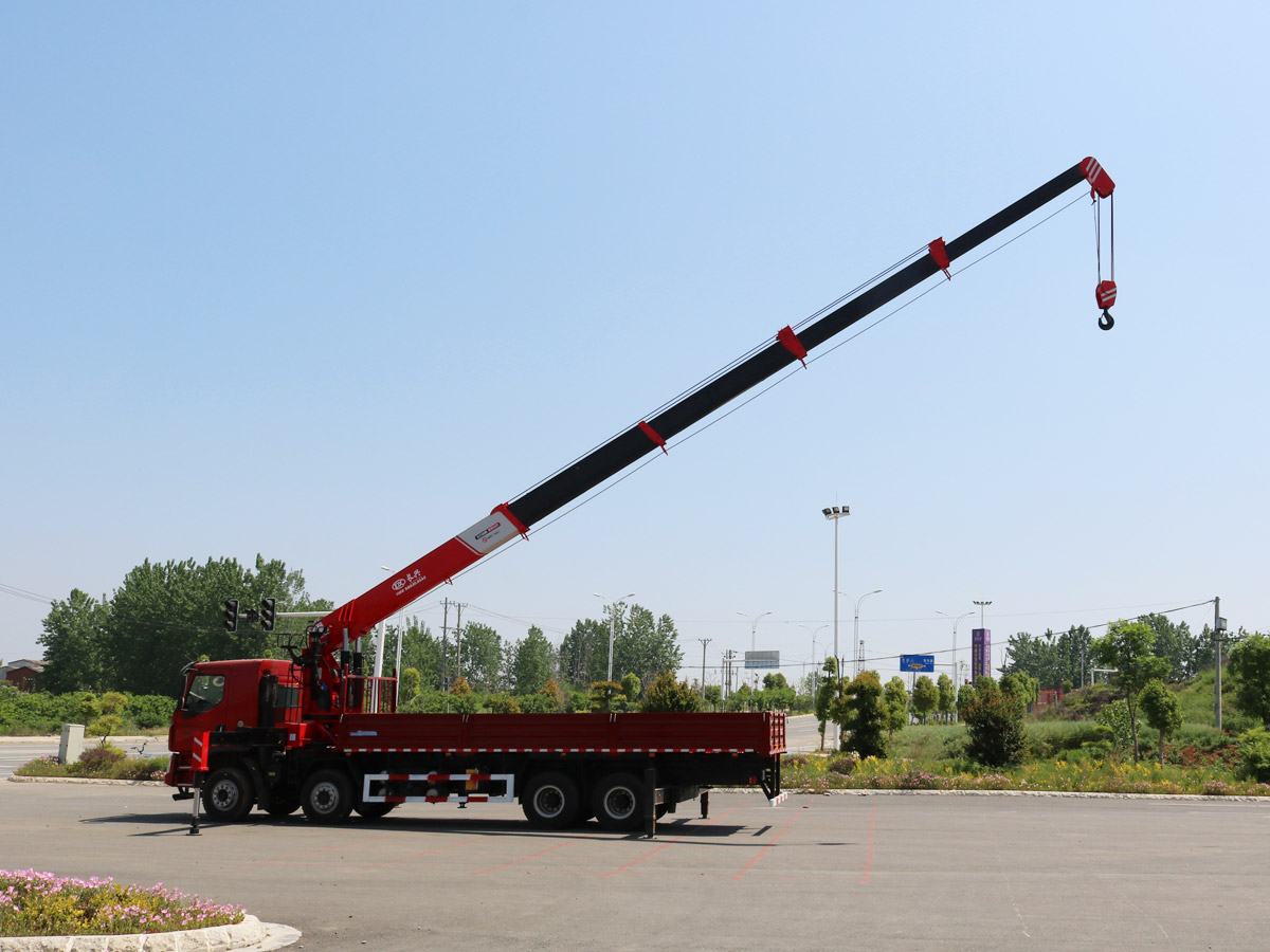 東風柳汽乘龍H51S前四后八上裝長興20噸直臂式吊機 東風柳汽乘龍H51S前四后八上裝長興20噸直臂式吊機