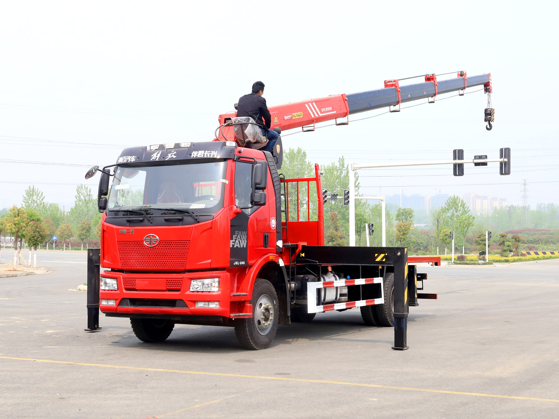 解放J6L單排駕駛室上裝三一8噸直臂式吊機(jī) 解放J6L單排駕駛室上裝三一8噸直臂式吊機(jī)