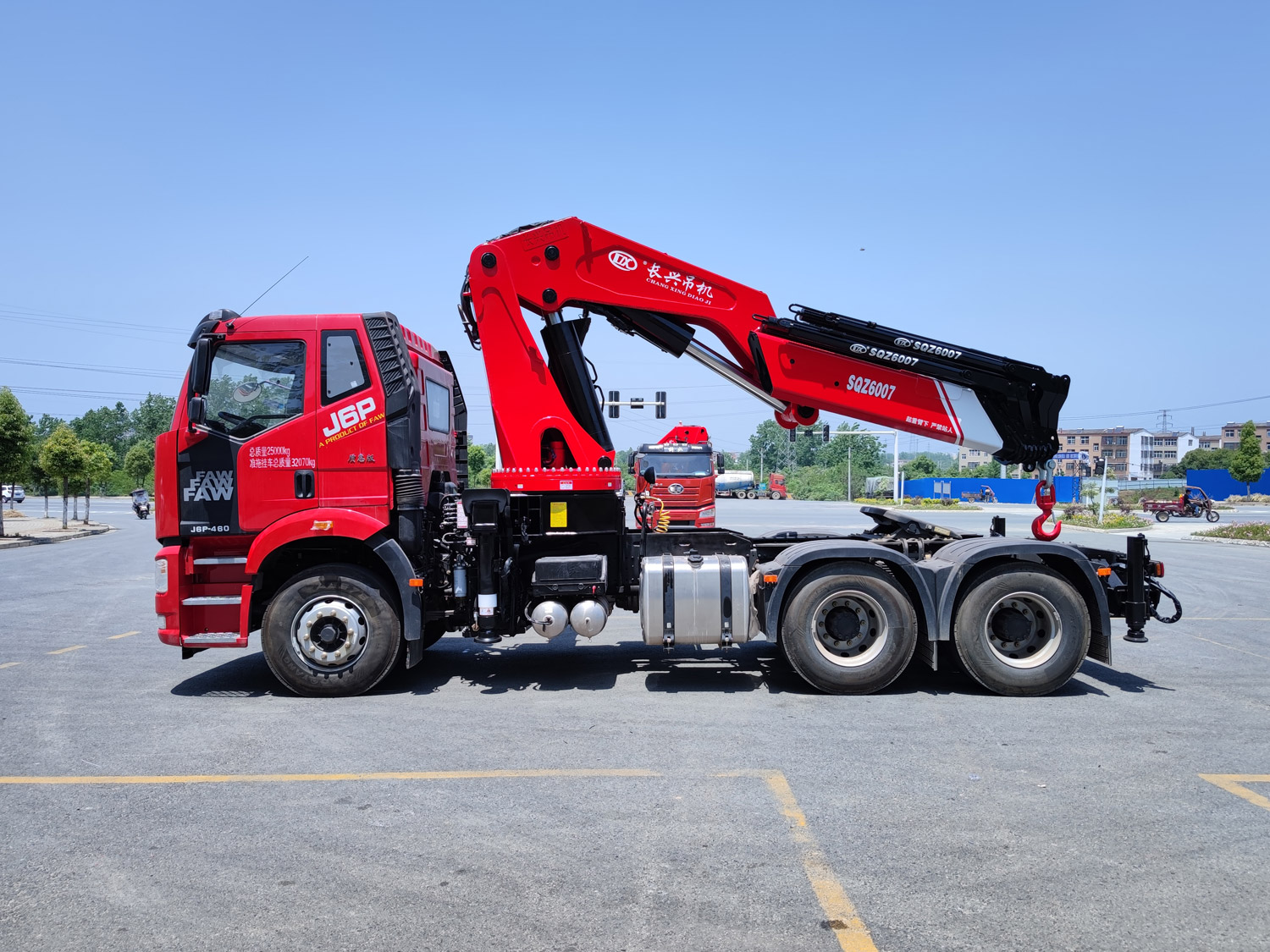 解放J6L牽引頭上裝長興30噸折臂式吊機 解放J6L牽引頭上裝長興30噸折臂式吊機