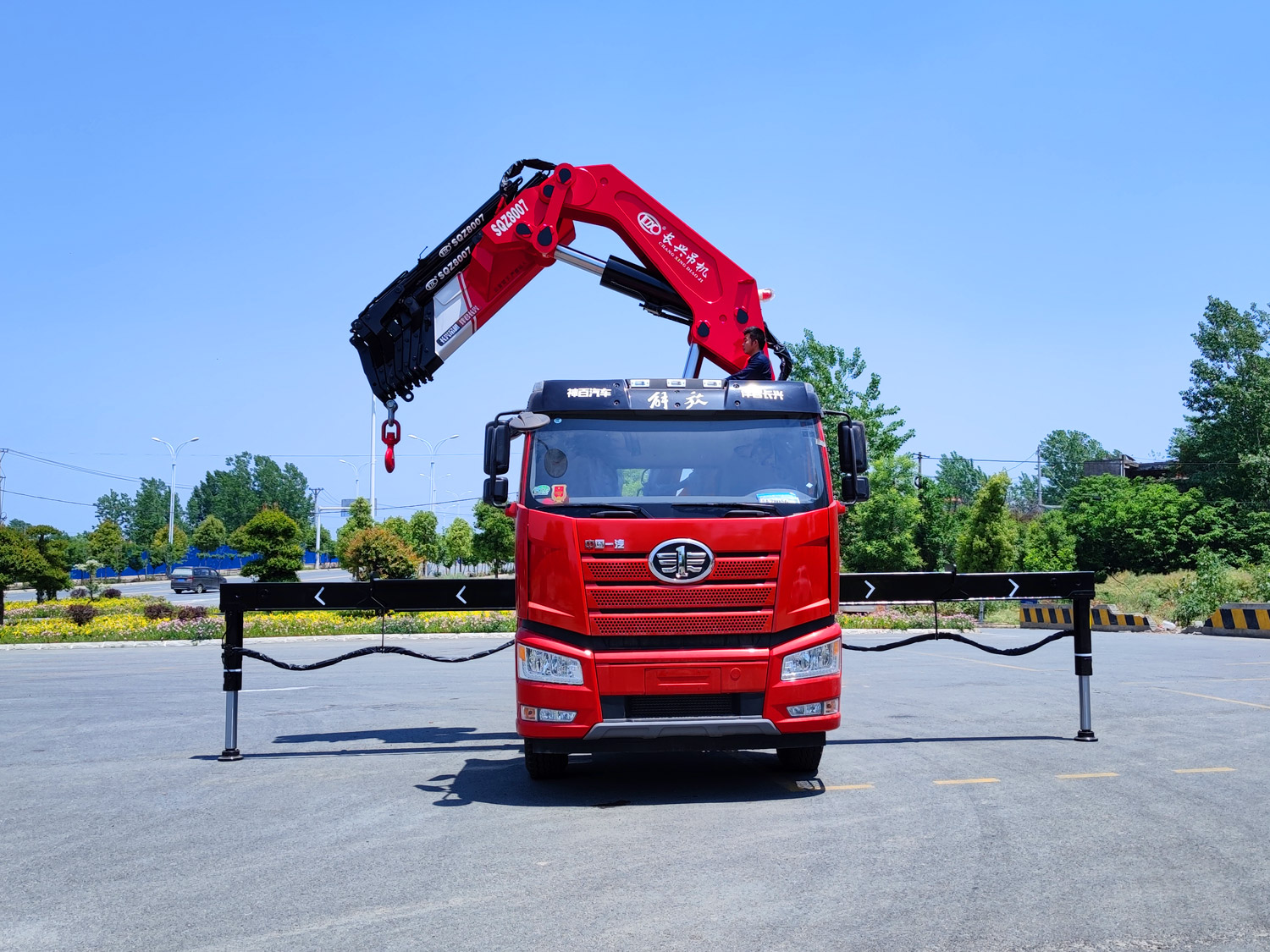 解放J6L牽引頭上裝長興30噸折臂式吊機 解放J6L牽引頭上裝長興30噸折臂式吊機