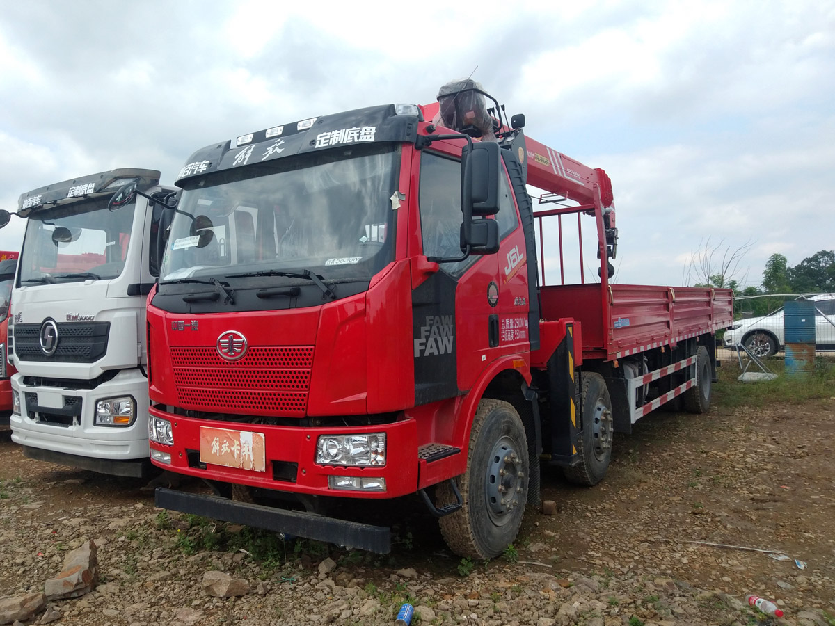 解放J6L小三軸駕駛室上裝三一12噸直臂式吊機 解放J6L小三軸駕駛室上裝三一12噸直臂式吊機