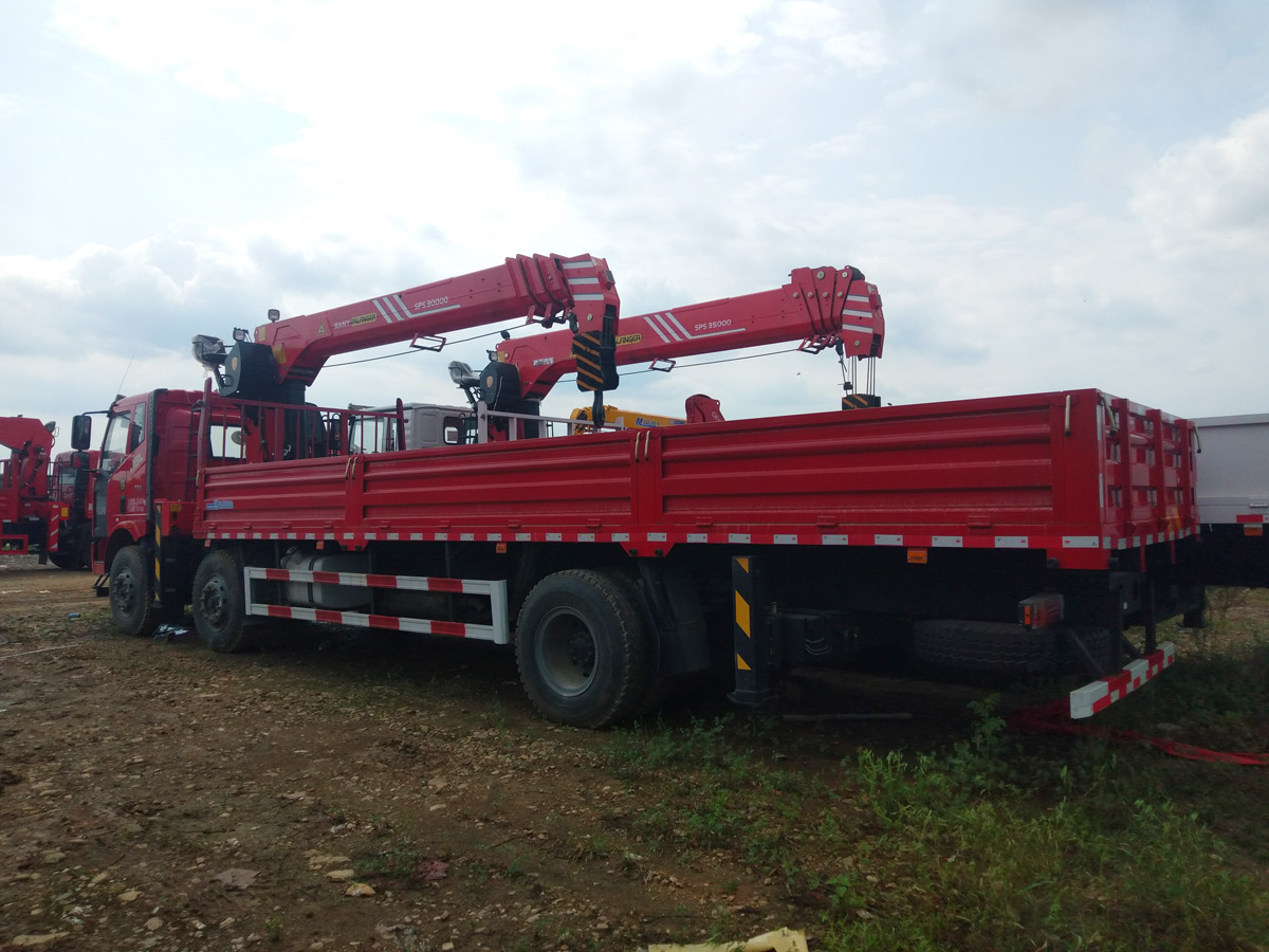 解放J6L小三軸駕駛室上裝三一12噸直臂式吊機 解放J6L小三軸駕駛室上裝三一12噸直臂式吊機