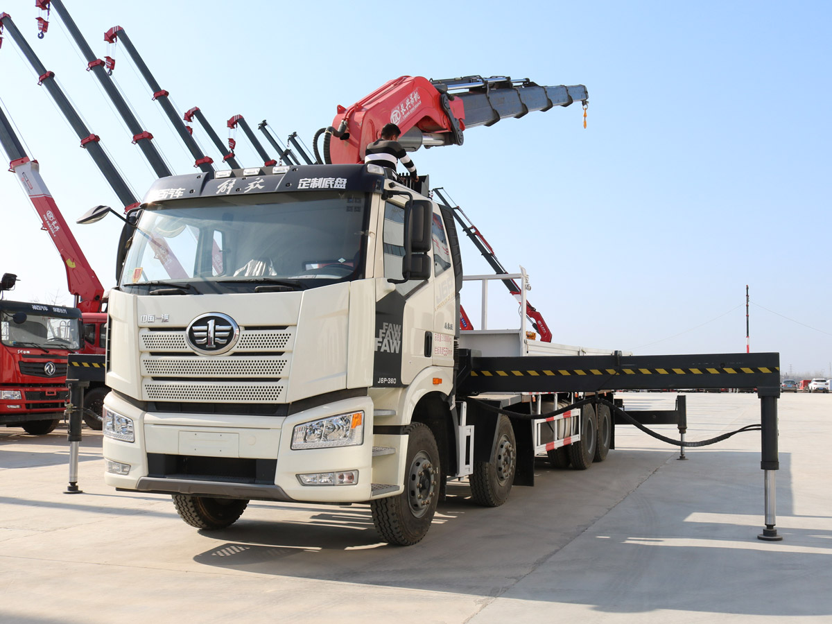 解放J6P前四后八上裝長興38噸折臂式吊機 解放J6P前四后八上裝長興38噸折臂式吊機