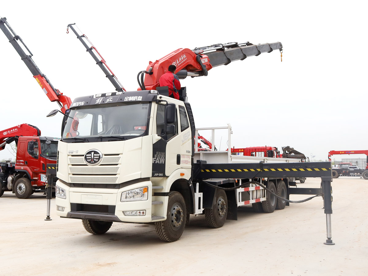 解放J6P前四后八上裝長興38噸折臂式吊機 解放J6P前四后八上裝長興38噸折臂式吊機