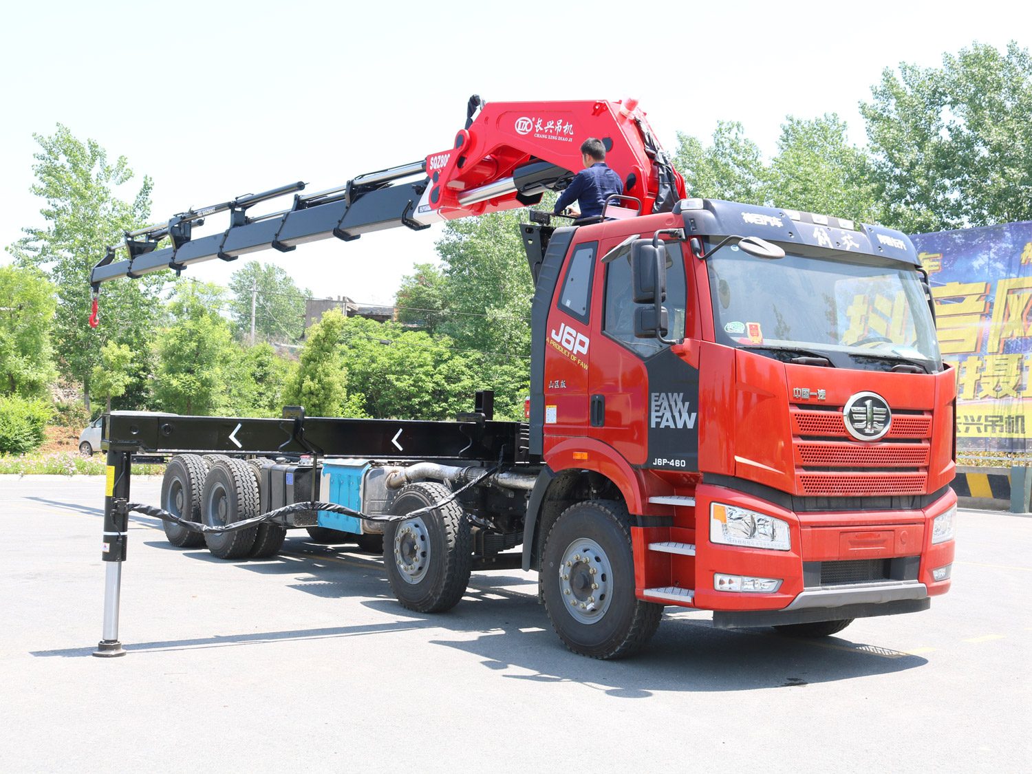 解放J6P前四后八上裝長(zhǎng)興40噸折臂式吊機(jī)