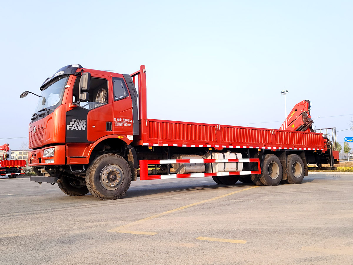 解放J6排半后雙橋上裝三一7.7噸折臂吊(計量檢衡車) 解放J6排半后雙橋上裝三一7.7噸折臂吊(計量檢衡車)