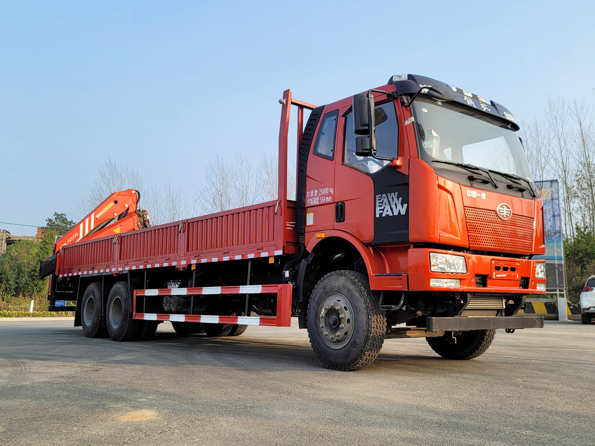 解放J6排半后雙橋上裝三一7.7噸折臂吊(計量檢衡車) 解放J6排半后雙橋上裝三一7.7噸折臂吊(計量檢衡車)