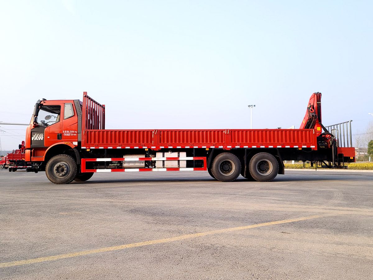 解放J6排半后雙橋上裝三一7.7噸折臂吊(計量檢衡車) 解放J6排半后雙橋上裝三一7.7噸折臂吊(計量檢衡車)