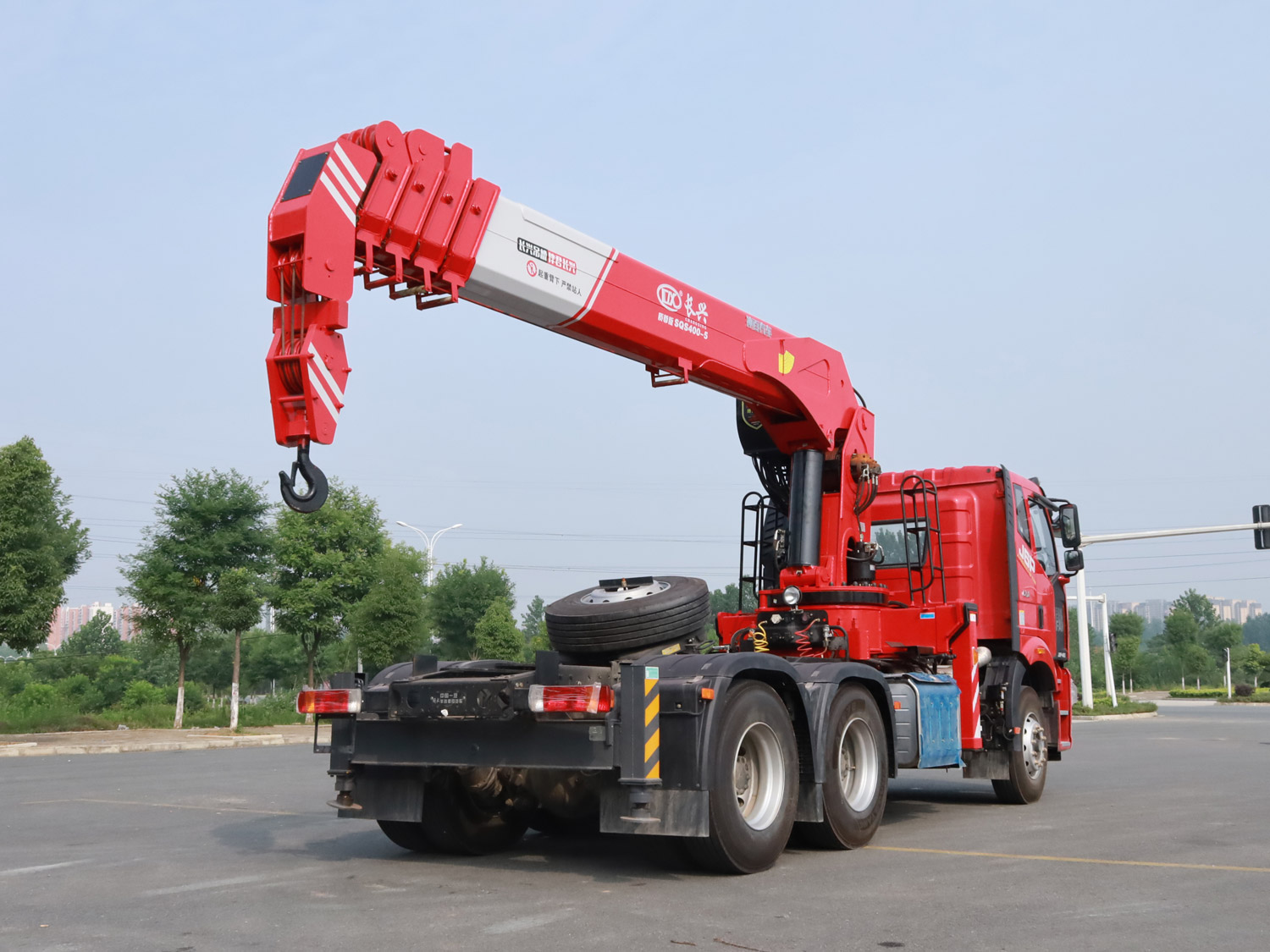 解放J6P牽引頭上裝長興16噸直臂式吊機(jī) 解放J6P牽引頭上裝長興16噸直臂式吊機(jī)