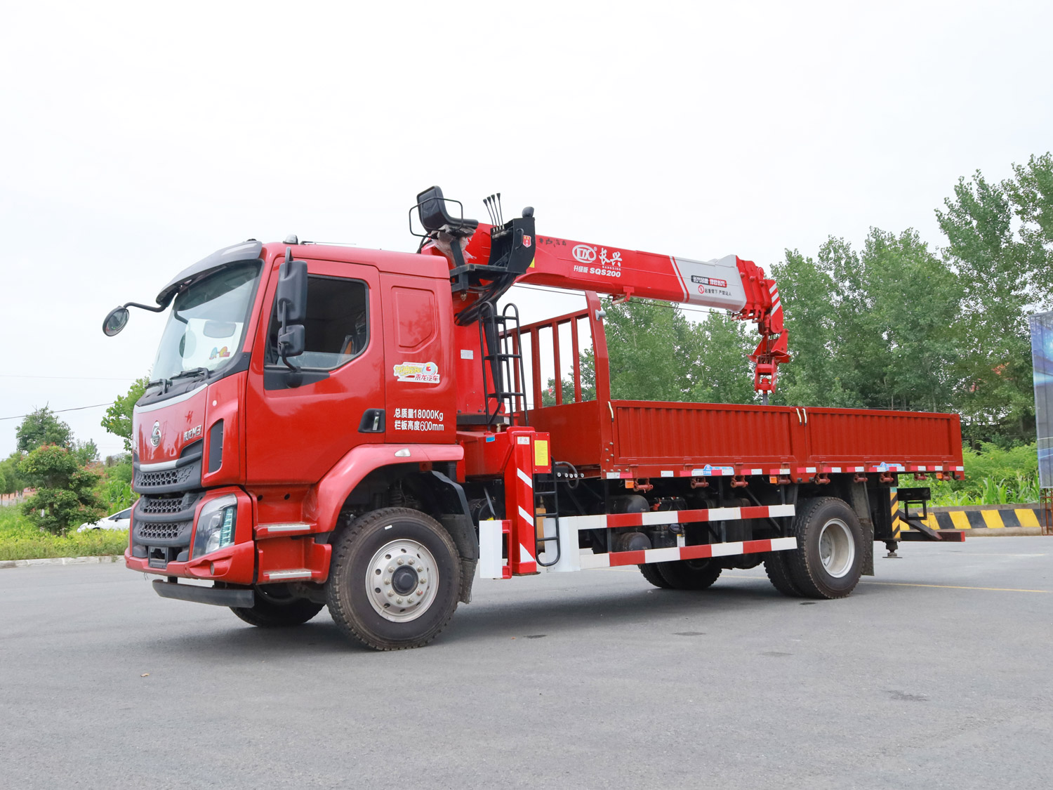 東風(fēng)柳汽乘龍M3排半上裝長興8噸直臂式吊機(jī)