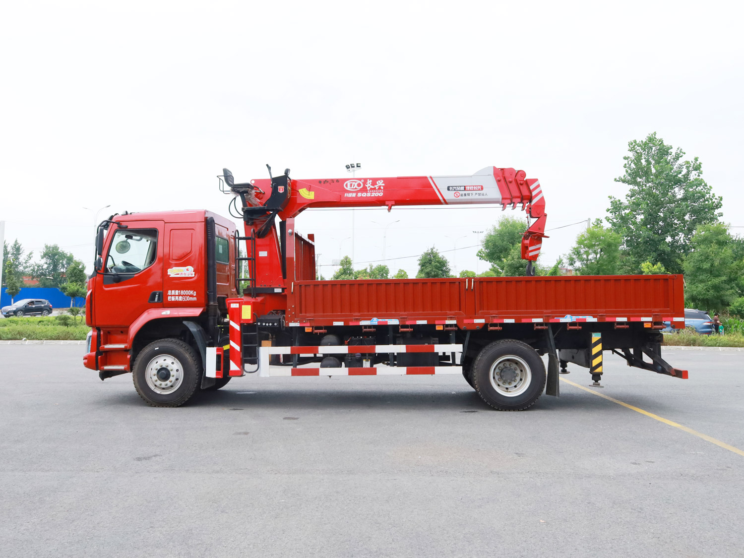 東風(fēng)柳汽乘龍M3排半上裝長興8噸直臂式吊機(jī)