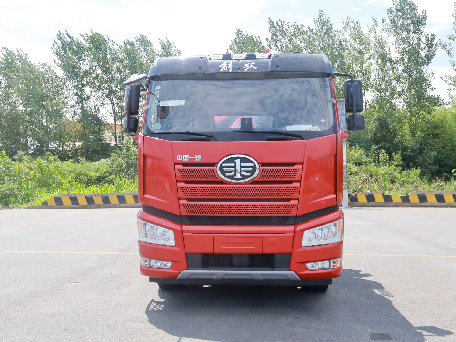 解放J6P牽引頭上裝韶起25噸折臂式吊機 解放J6P牽引頭上裝韶起25噸折臂式吊機