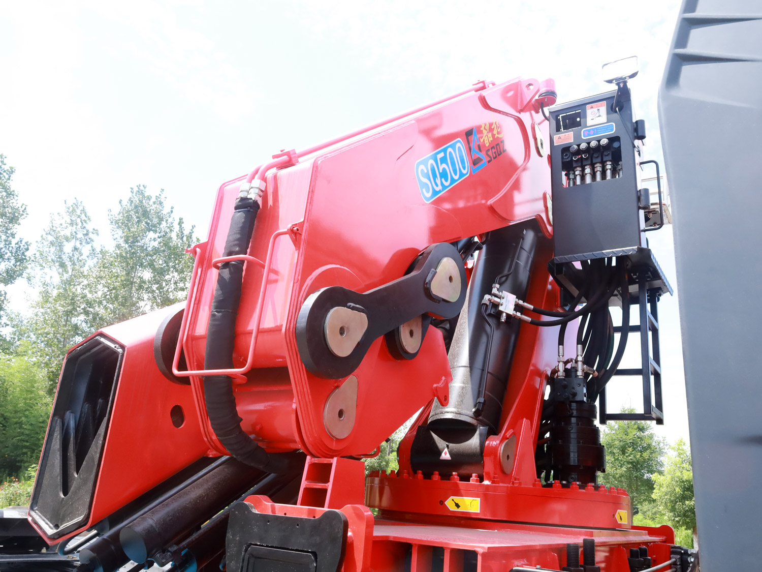 解放J6P牽引頭上裝韶起25噸折臂式吊機 解放J6P牽引頭上裝韶起25噸折臂式吊機