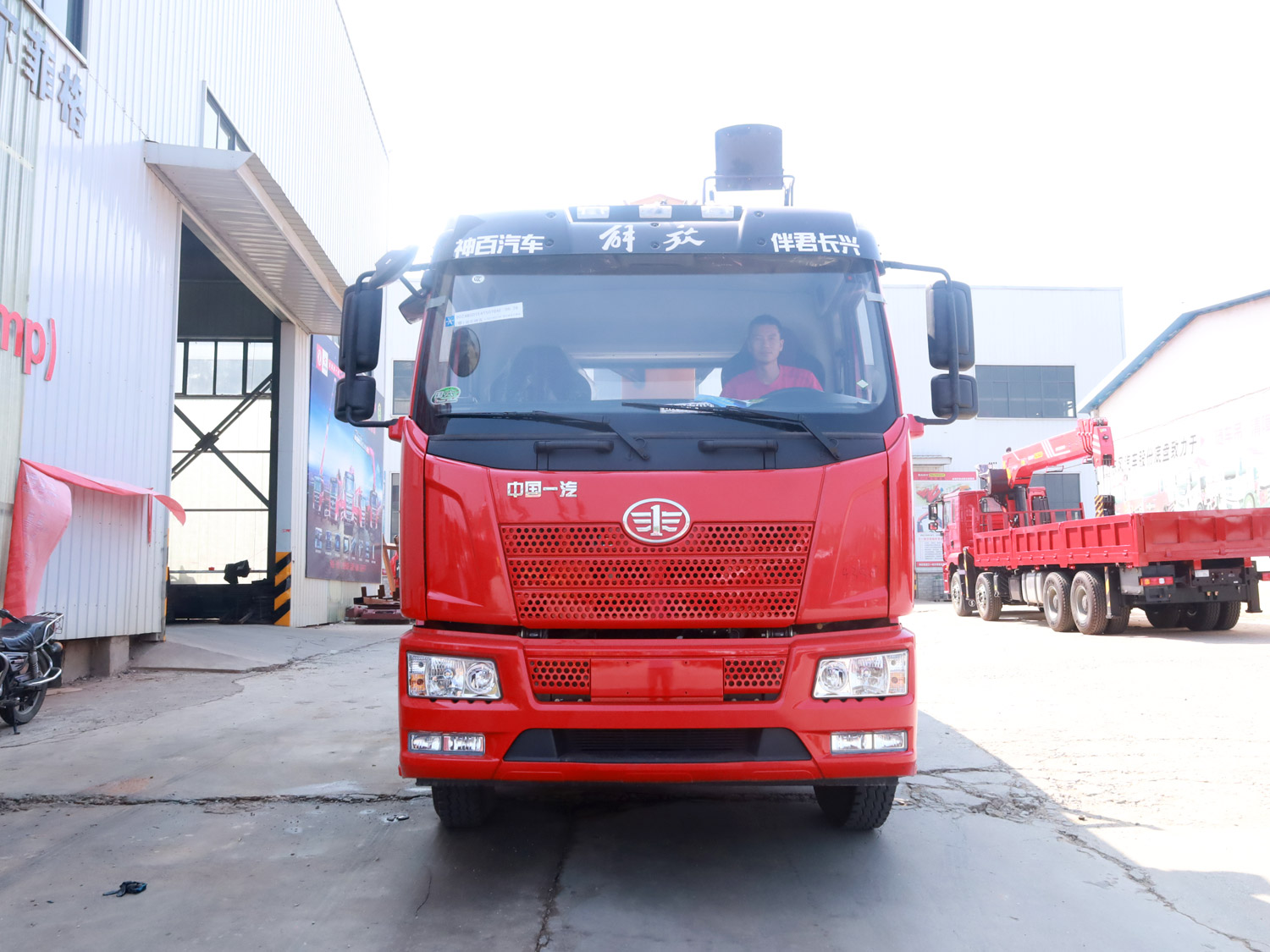 解放J6L排半駕駛室上裝徐工8噸直臂式吊機 解放J6L排半駕駛室上裝徐工8噸直臂式吊機