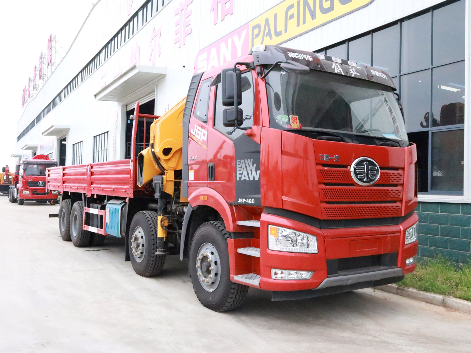 解放J6P前四后八上裝長興30噸折臂式吊機 解放J6P前四后八上裝長興30噸折臂式吊機