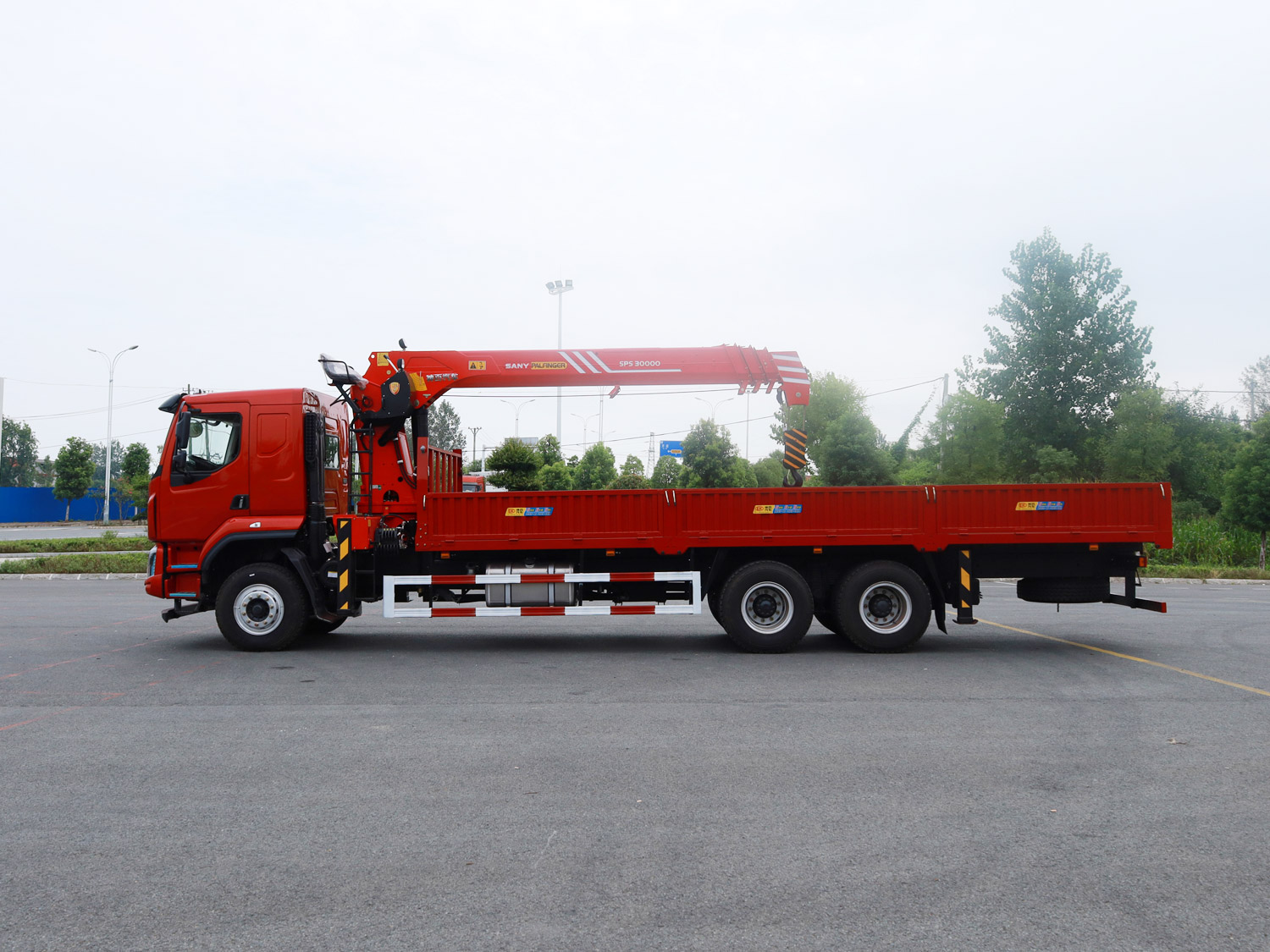 東風(fēng)柳汽乘龍H5后雙橋上裝三一12噸直臂式吊機(jī) 東風(fēng)柳汽乘龍H5后雙橋上裝三一12噸直臂式吊機(jī)