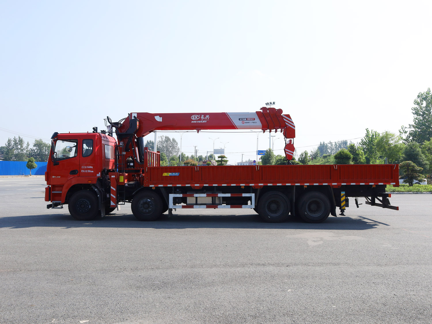 東風錦程V6P前四后八上裝長興12噸直臂式吊機 東風錦程V6P前四后八上裝長興12噸直臂式吊機