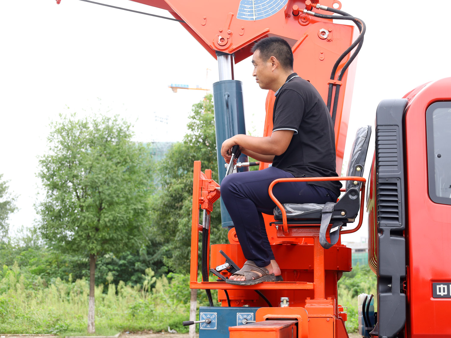 重汽王牌排半上裝石煤6.3噸直臂式吊機 重汽王牌排半上裝石煤6.3噸直臂式吊機