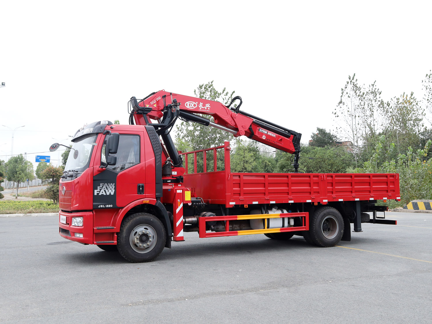 解放J6L單排上裝長(zhǎng)興8噸折臂吊(帶抓具) 解放J6L單排上裝長(zhǎng)興8噸折臂吊(帶抓具)