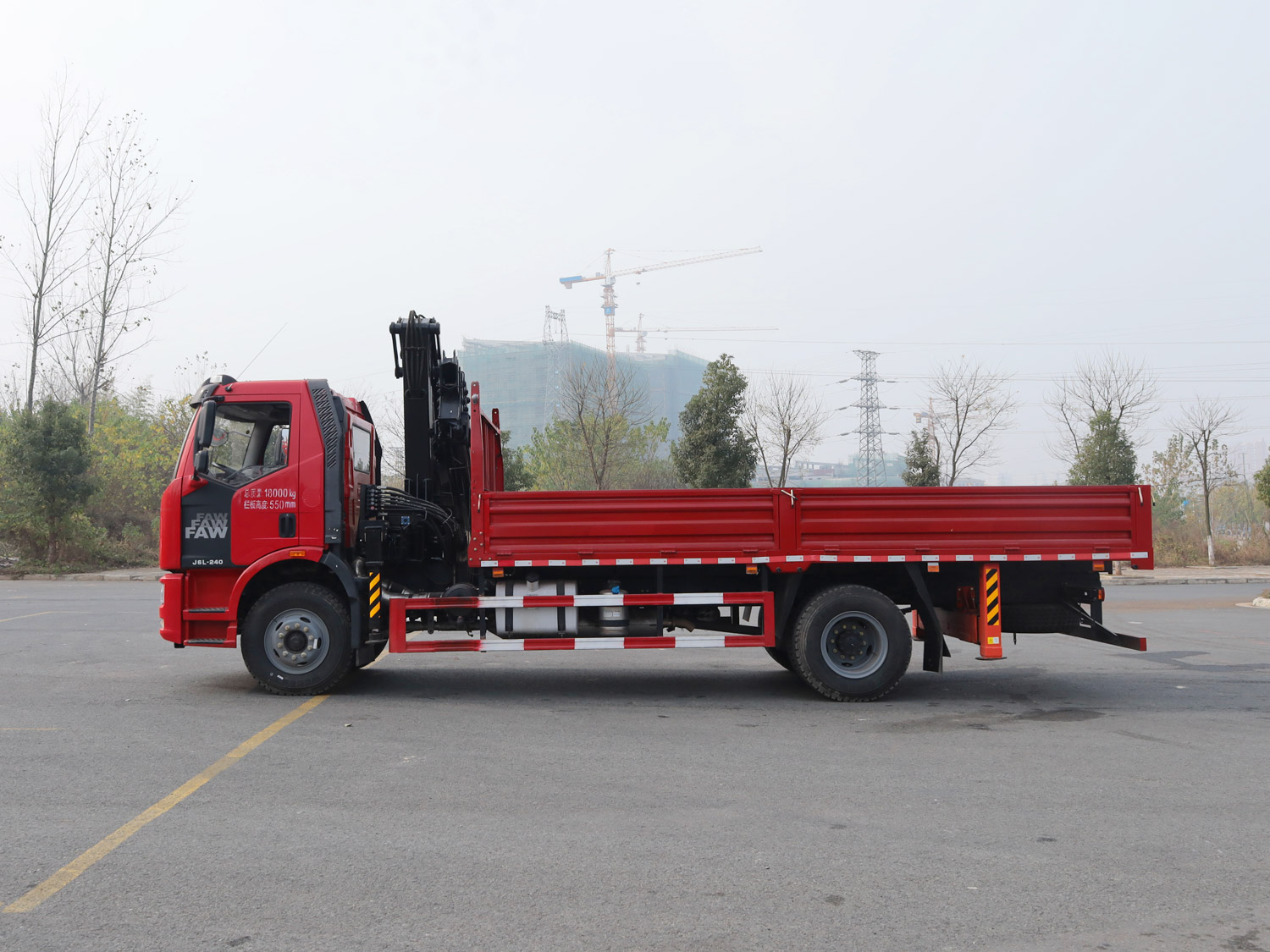 解放J6L單排上裝石煤8噸折臂式吊機(jī) 解放J6L單排上裝石煤8噸折臂式吊機(jī)