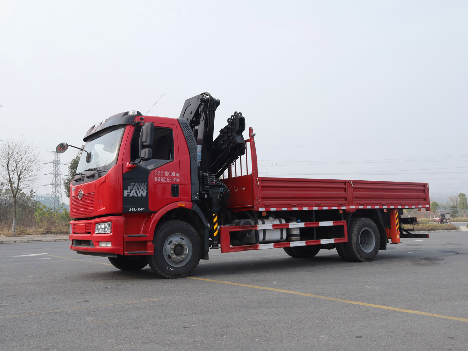 解放J6L單排上裝石煤8噸折臂式吊機(jī) 解放J6L單排上裝石煤8噸折臂式吊機(jī)