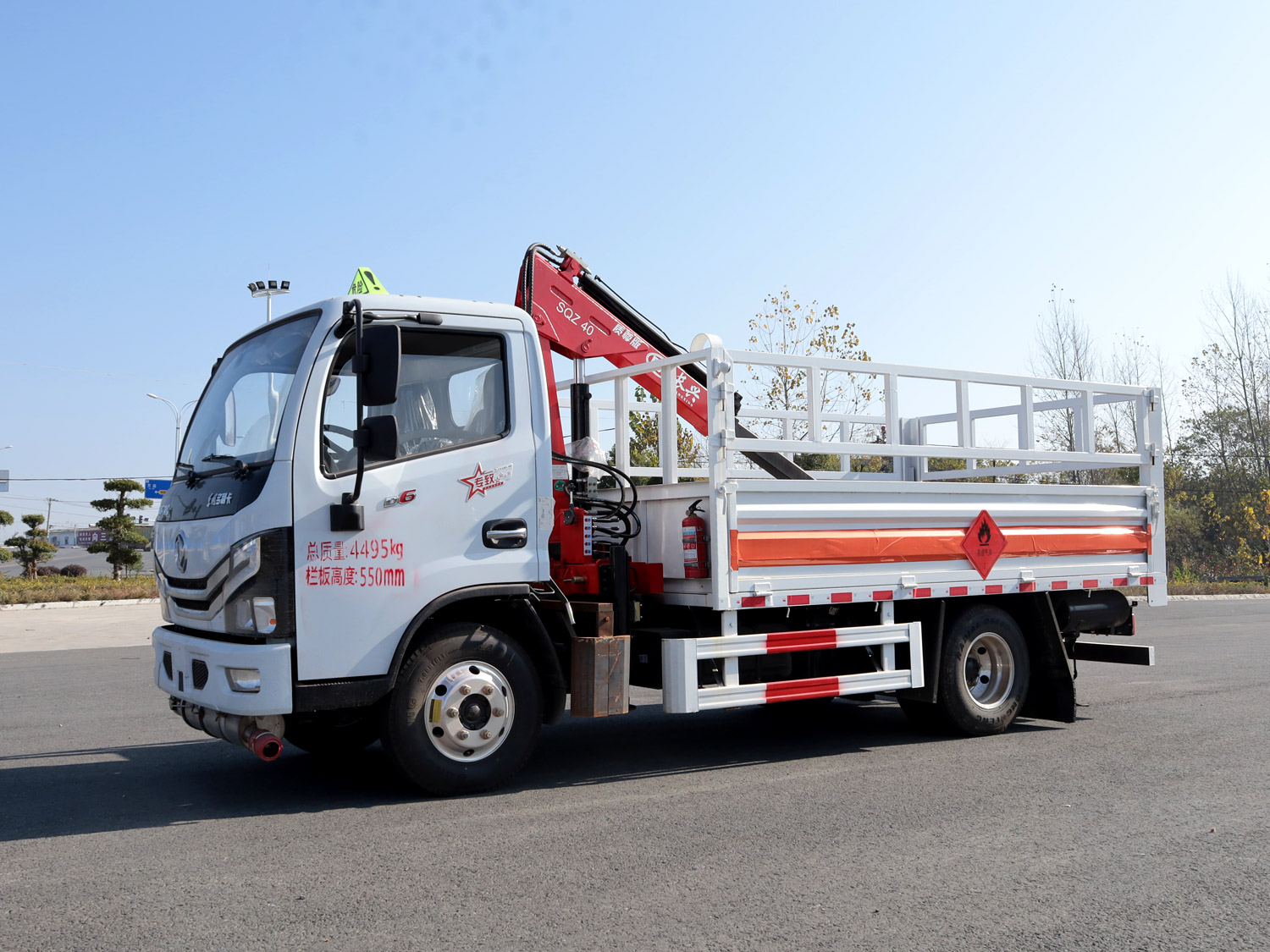 東風(fēng)多利卡D6單排上裝長興1.8噸折臂吊機（氣瓶運輸）