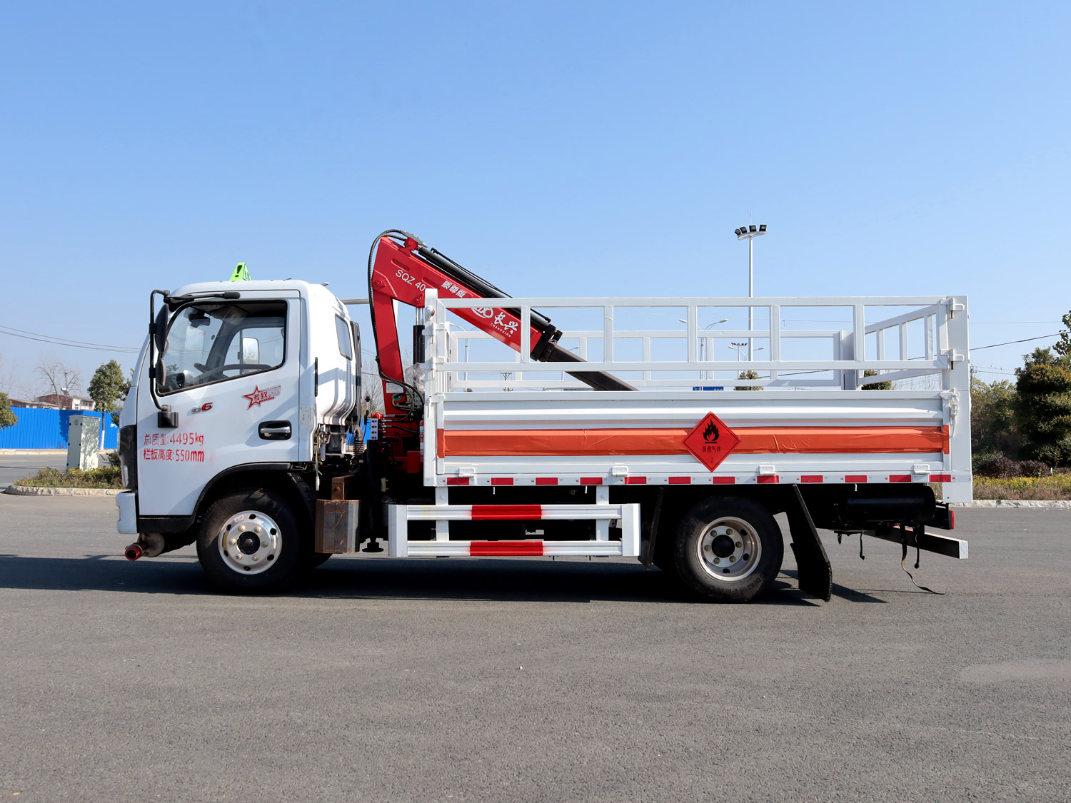 東風(fēng)多利卡D6單排上裝長興1.8噸折臂吊機（氣瓶運輸）