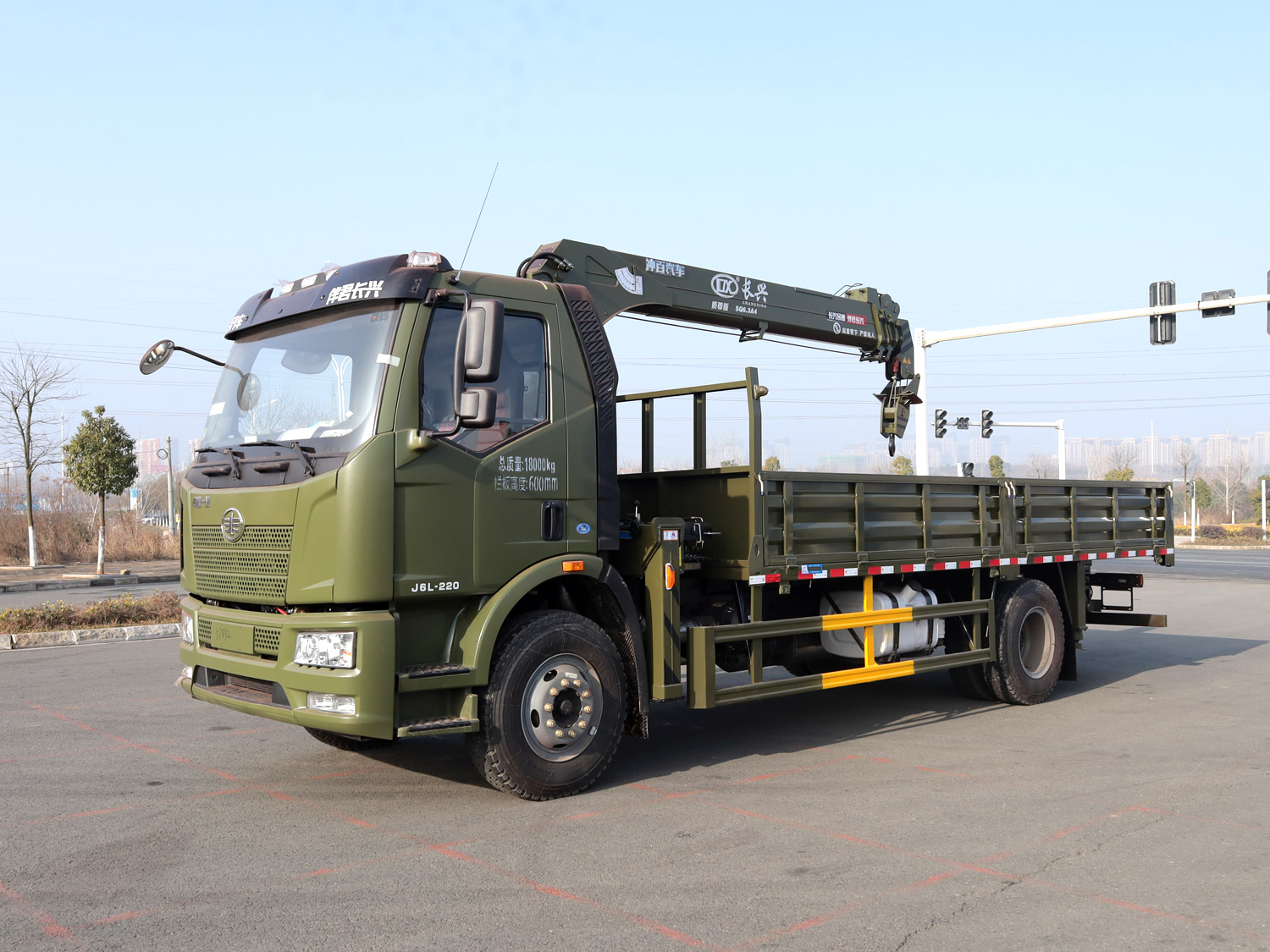 解放J6L單排上裝長興6.3噸直臂式吊機(jī)（軍綠色）